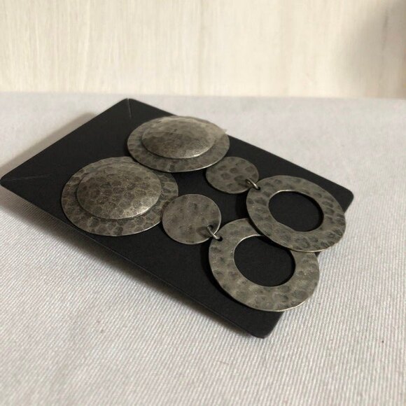 2 Pairs Stamped Round Pierced Stud Earrings Silver Tone - Picture 2 of 5